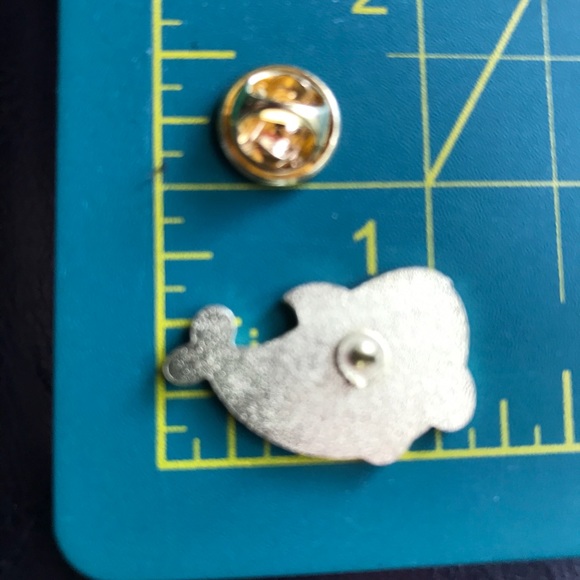 Orca Whale Enamel Pin NWOT - Picture 3 of 3